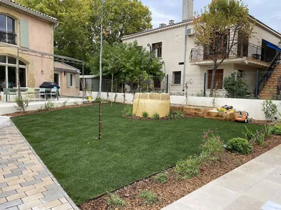Création de jardin avec pose de pelouse en plaques par Carré Vert à Salon-de-Provence 13300, pour un extérieur verdoyant et soigné