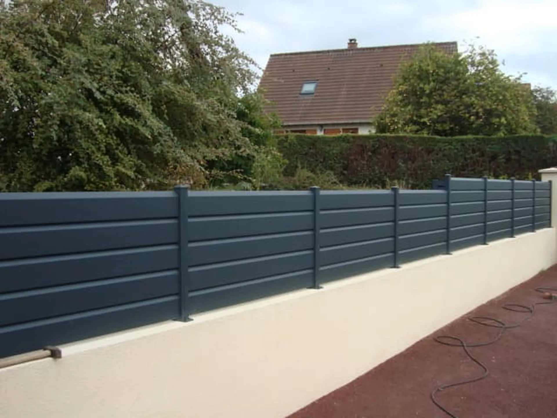 Pose de Clôture aluminium sur muret, Portails motorisés et Portillon en aluminium à Caudebec-en-Caux dans la Seine-Maritime 76 et ses Alentours