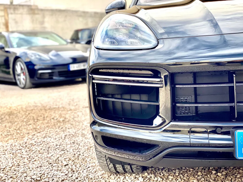 Porsche Cayenne coupé réparation carrosserie à Carnoux Platinum Carrosserie 