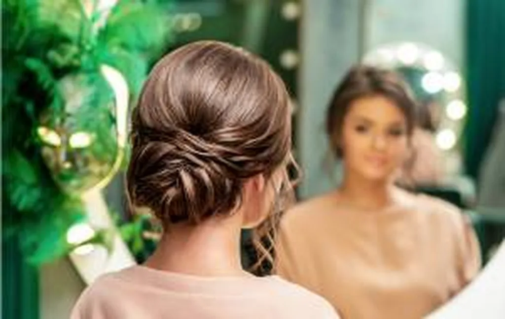 Forfait coiffure mariée avec chignon ou coiffage personnalisé et essai pour un résultat longue tenue et un rendu harmonieux le jour du mariage près de Bordeaux