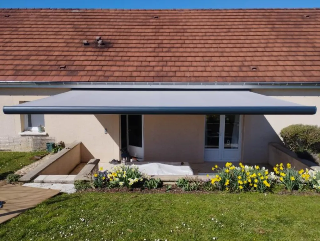 Pose d'un store extérieur motorisé Banne Coffre Fétuna Franciaflex sur mesure à Montmançon en Côte d'Or