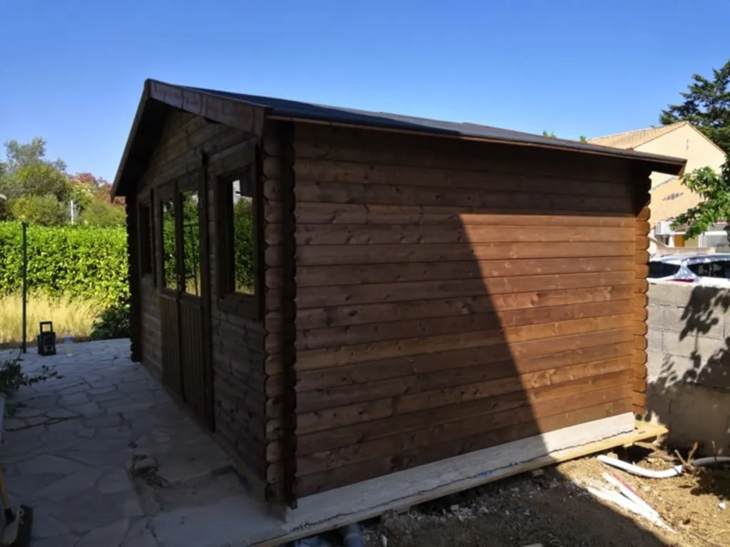 Construction d’un abri de jardin sur dalle béton en bois autoclave classe 4 à Mèze proche de Sète