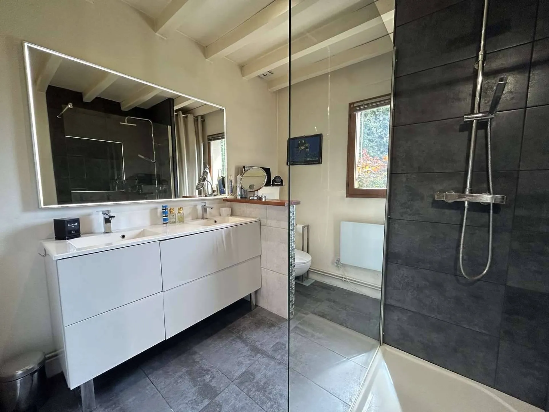 Vends : Maison de 220 m² en Normandie, avec salle à manger ouverte sur un salon convivial et une belle véranda inondée de lumière. Un espace de vie idéal.