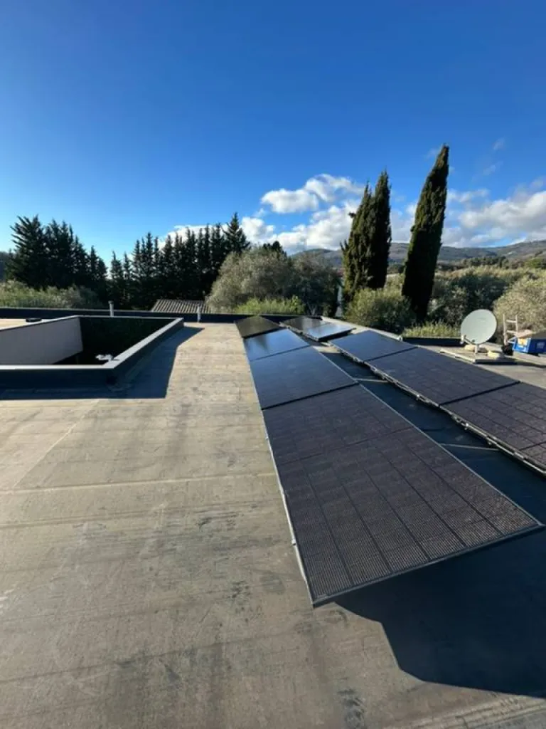 Pose d'une borne de recharge pour  voiture électrique reliée à des panneaux solaires 