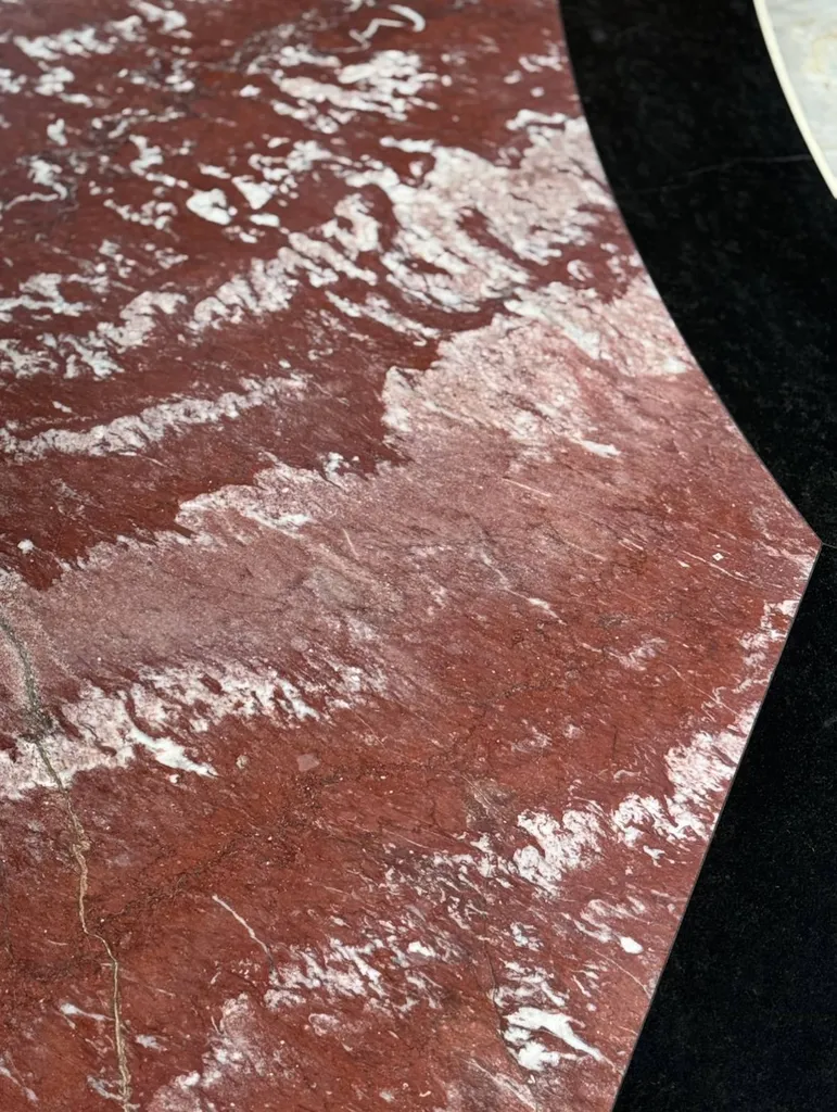 Spa en Marbre rouge Saint Pons et granit noir Zimbabwé au Domaine Mas de Rey à Arles