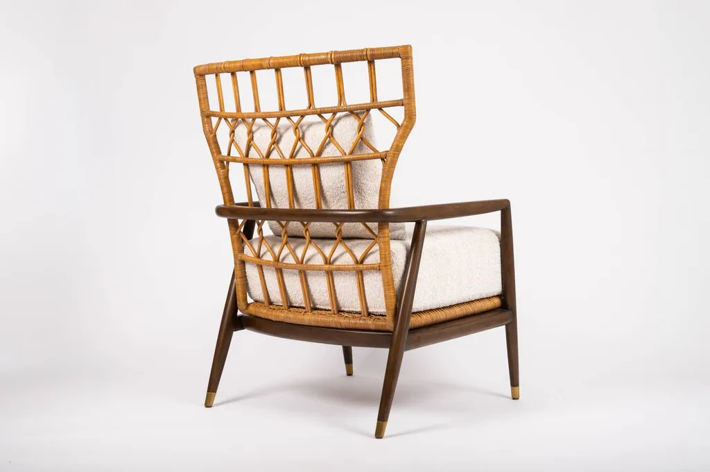 fauteuil avec rotin tressé et coussin blanc à Hyères