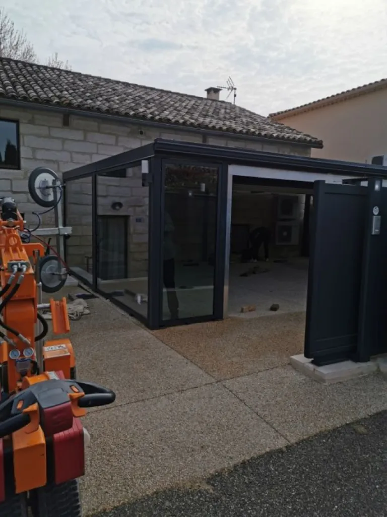 Fermeture d'un carport en vitrage isolant et menuiserie alu sur Maussane