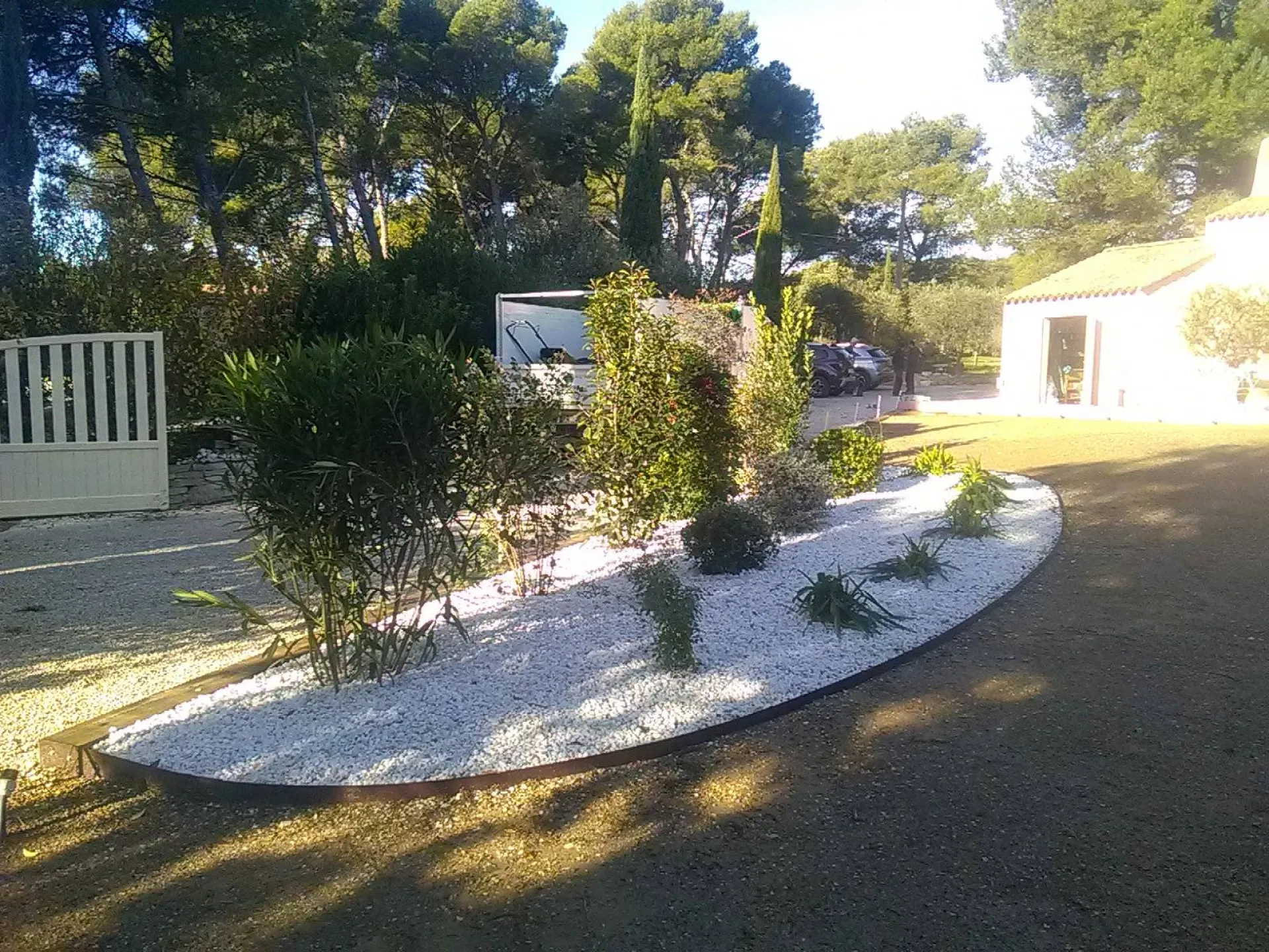 Pose d une bordure en poutres chêne payagiste à Velaux