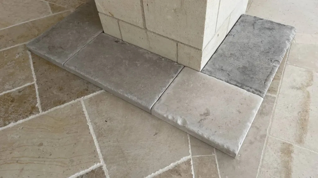 Pavé gris du Périgord, Pavé de Dordogne en pierre naturelle antique livraison Bordeaux et village Provence