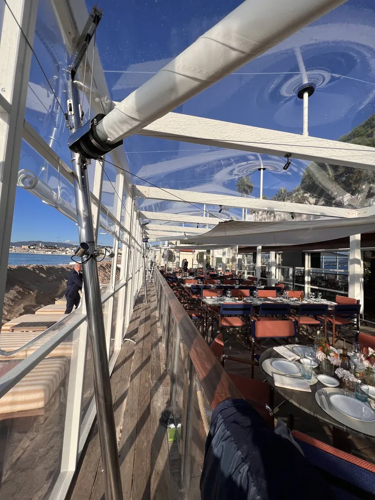 Installation sur la terrasse de l'hôtel Martinez à Cannes