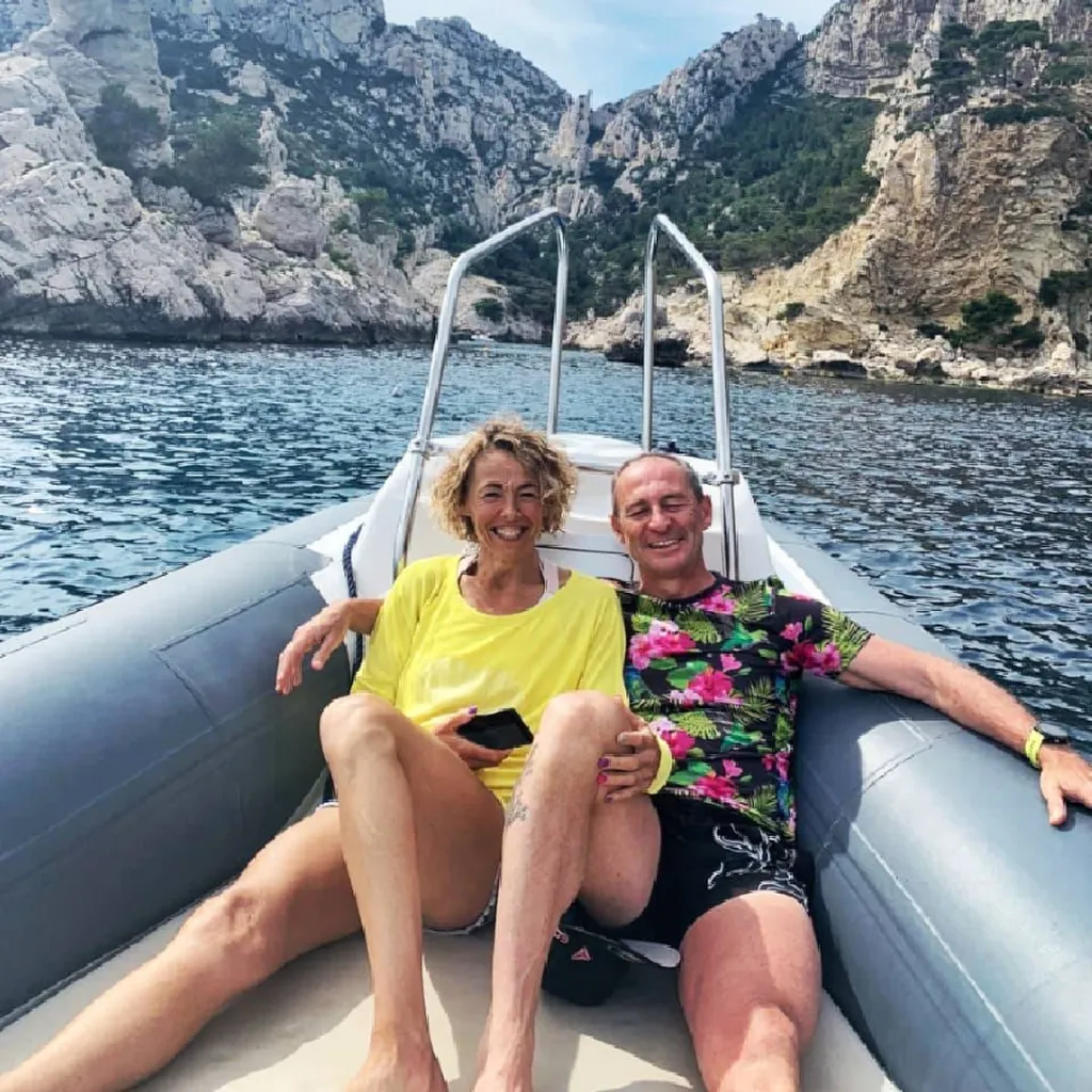 Couple heureux dans les Calanques lors d'une sortie l'Eden Boat