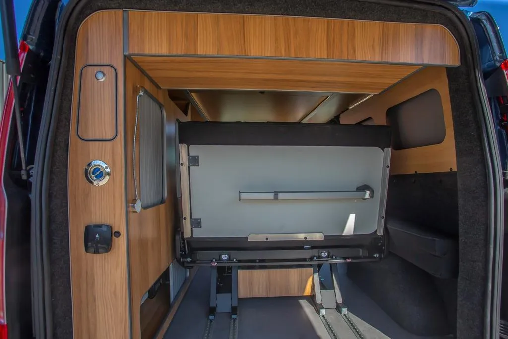 Aménagement intérieur Ford Transit Custom Long à Marseille : transformation de van familial sur-mesure dans les Bouches-du-Rhône