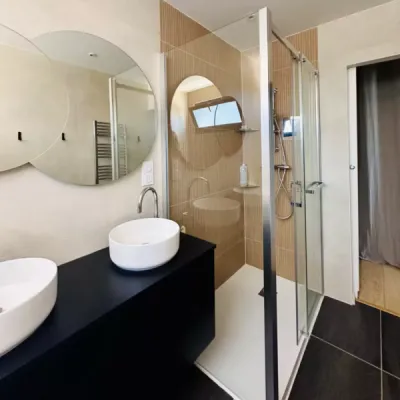 Salle de bain avec carrelage imitation bois en chevrons, par l’Atelier D. architecte d’intérieur à Bordeaux