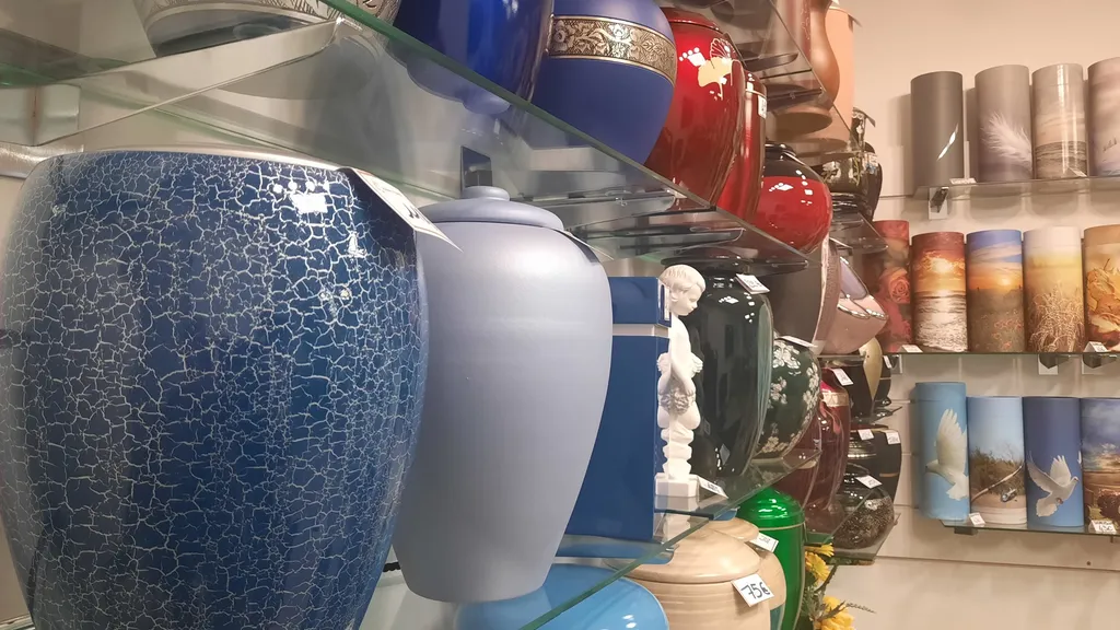 large choix d'urnes pour mettre les cendres d'un défunt chez pompes funèbres pinault
