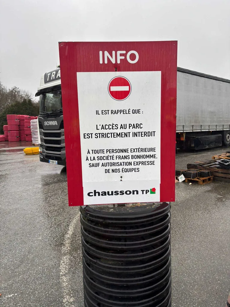 Fabrication d'un panneau de signalisation pour l'entreprise Chausson TP à Toulouse 