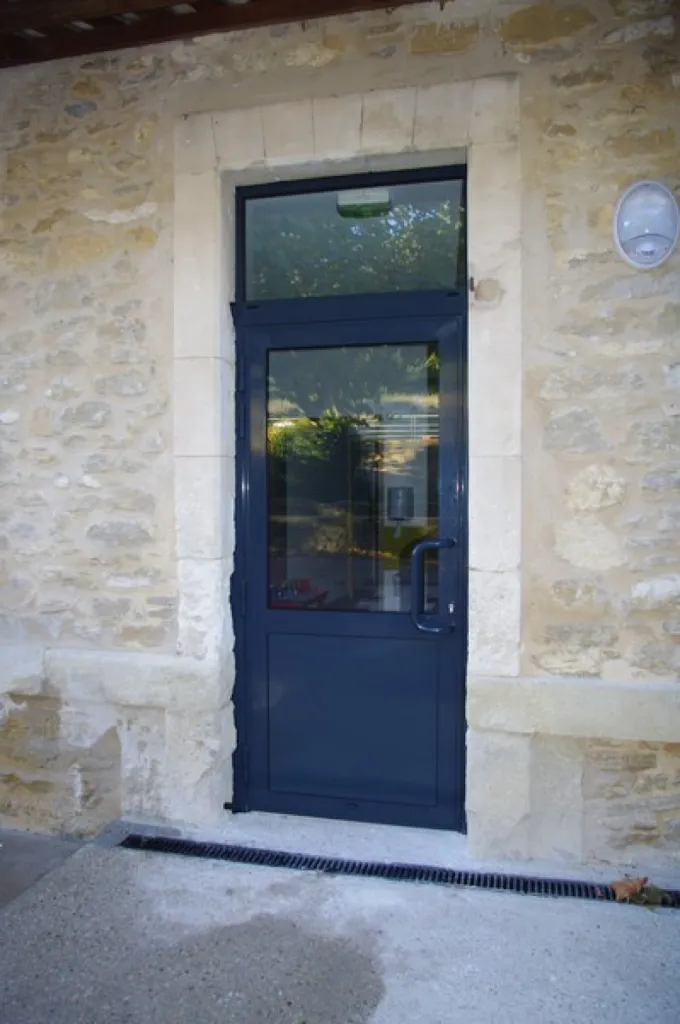 Porte d'entré public gris laqué