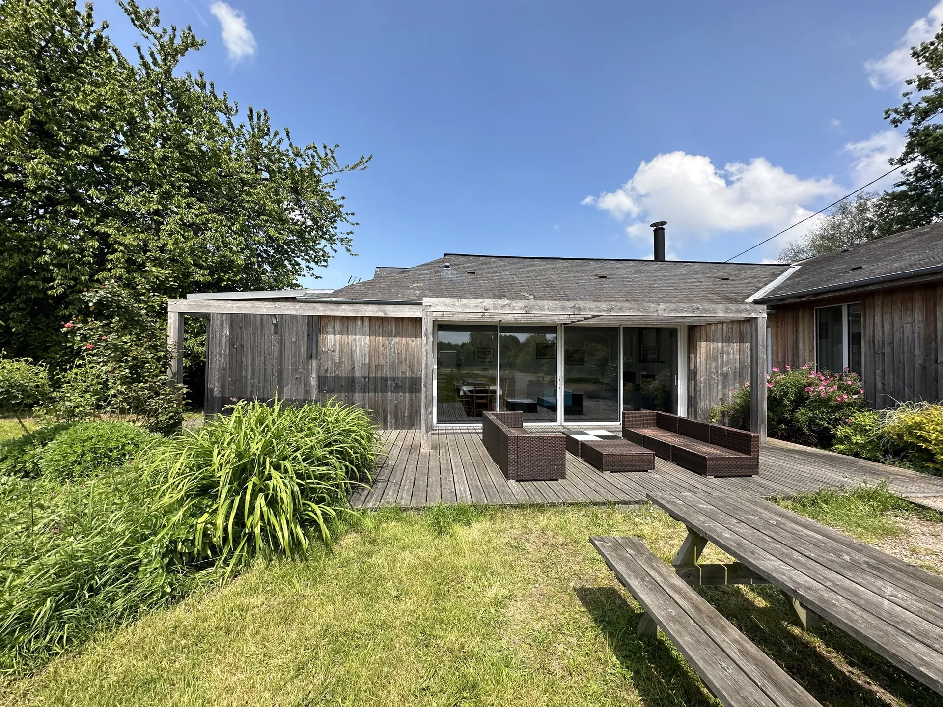 Centre équestre au coeur de la Normandie avec 20 boxes et une habitation de 150m² sur environ 6 hectares de terrain, 76.