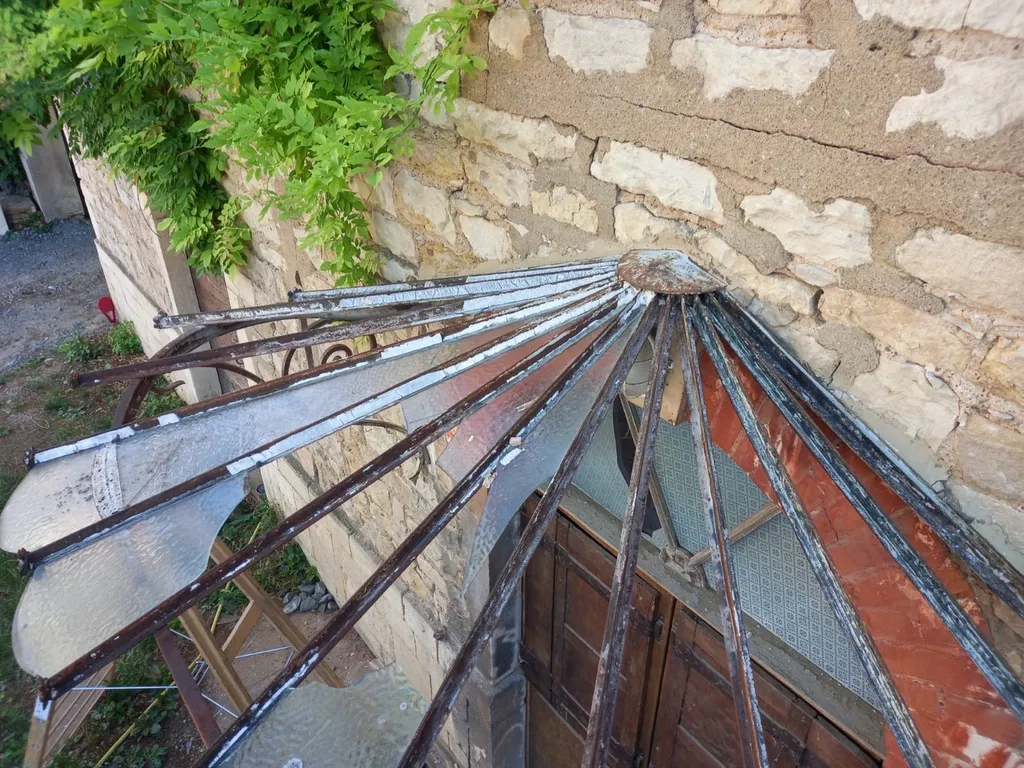 démontage des vitrages martelé sur marquise ancienne à cogny