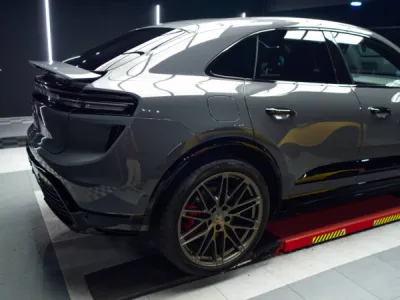 Porsche Macan après un polissage professionnel, rendant la voiture aussi brillante que possible et offrant une finition impeccable prête à affronter les conditions extérieures.