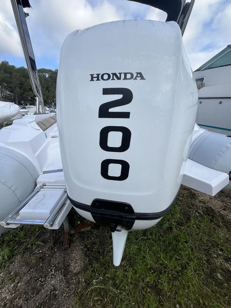 Toni Marine vous propose à la vente ce moteur Honda Marine 200 CV d'occasion disponible à La Londe les Maures près de Hyères