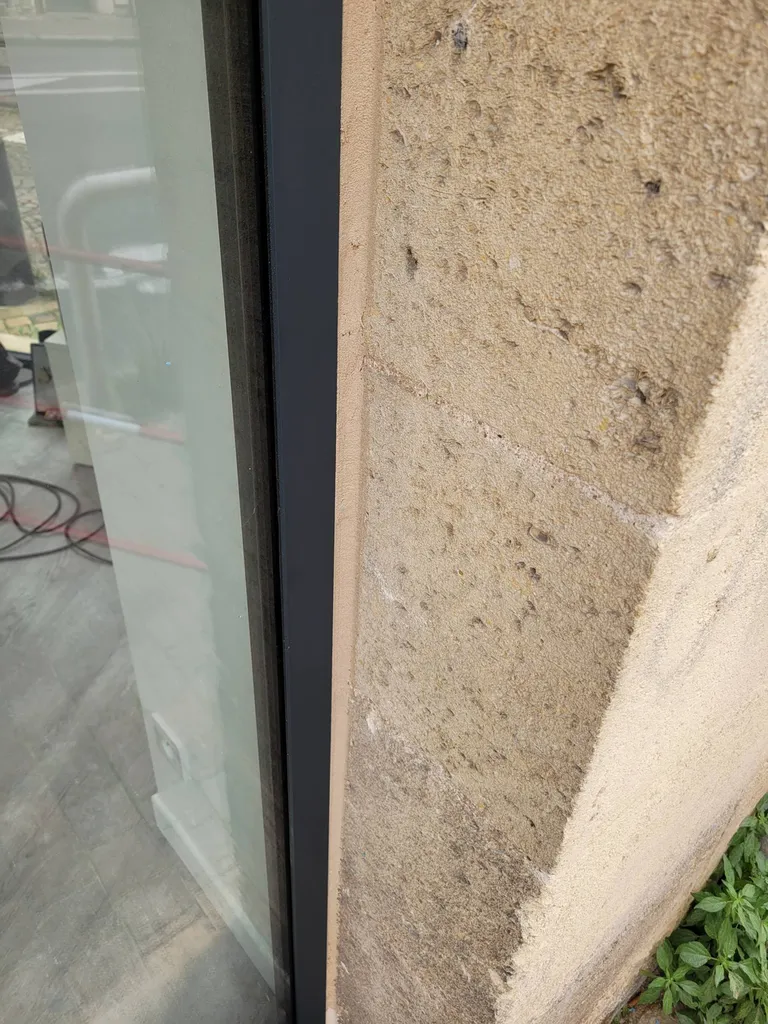 Finition pour la mise en place d'une vitrine de commerce à Bordeaux centre 