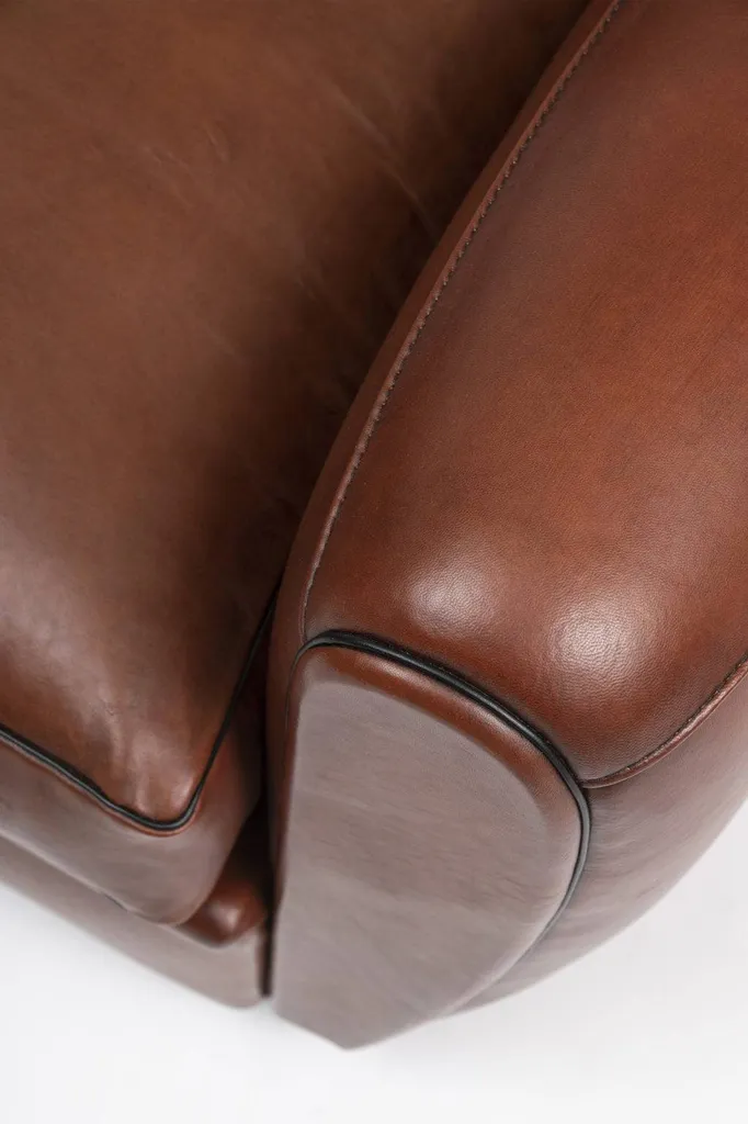 Fauteuil club iconique Saint-Nicolas en cuir marron à proximité de L'Avenue 83 83 var hyères