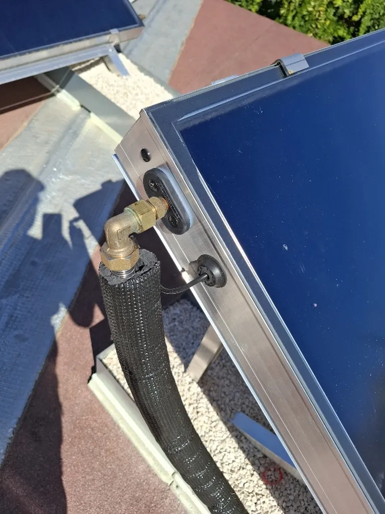 Pose d'un capteur thermique en toiture pour chauffer l'eau chaude sanitaire de la maison 