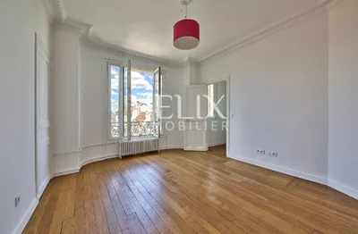 Saint Germain en Laye dans un immeuble en Pierre de taille de style Haussmannien à deux pas de la place du marché, des écoles, des commerces et du RER A.