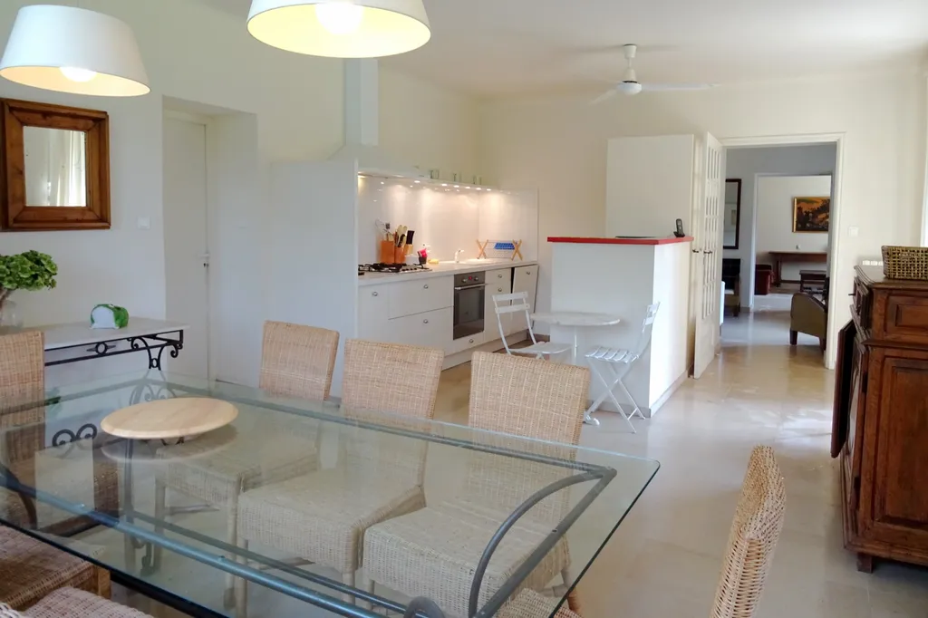 A vendre proche d'Avignon, maison de maître avec dépendances, tennis et piscine    