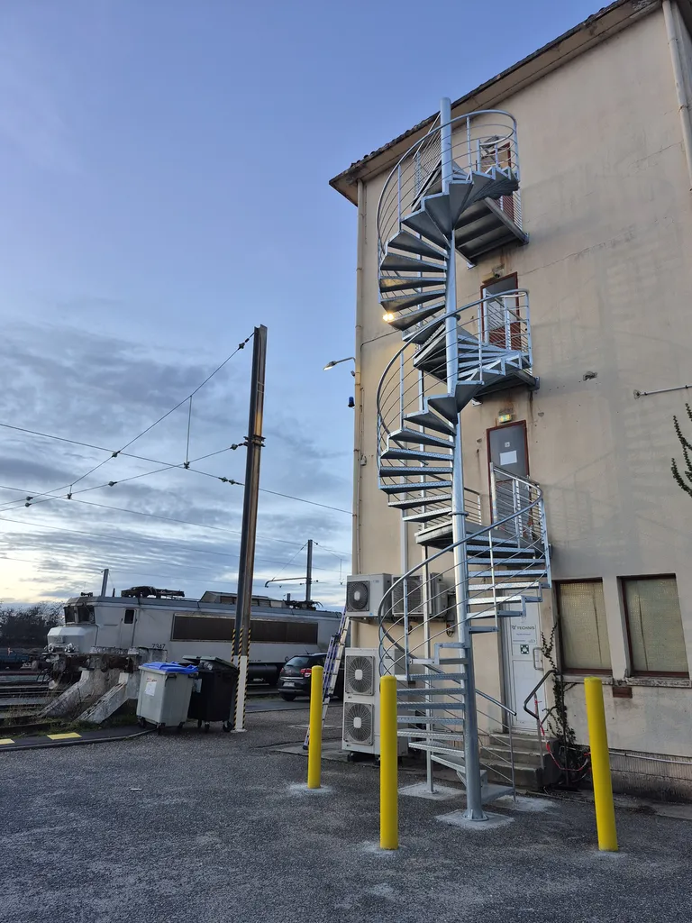 Escalier hélicoïdal de secours installé en extérieur vers Bordeaux