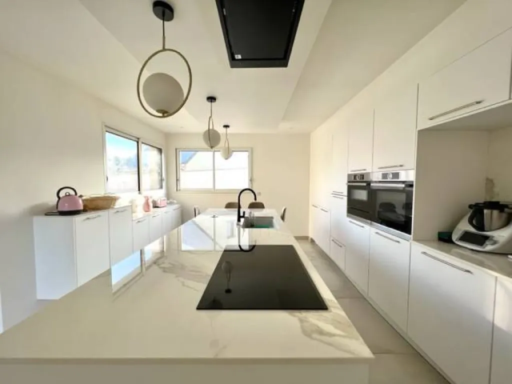 A saisir maison neuve de 170 m² habitables édifiée sur 680 m² de terrain sur la commune des DAMPS 27340