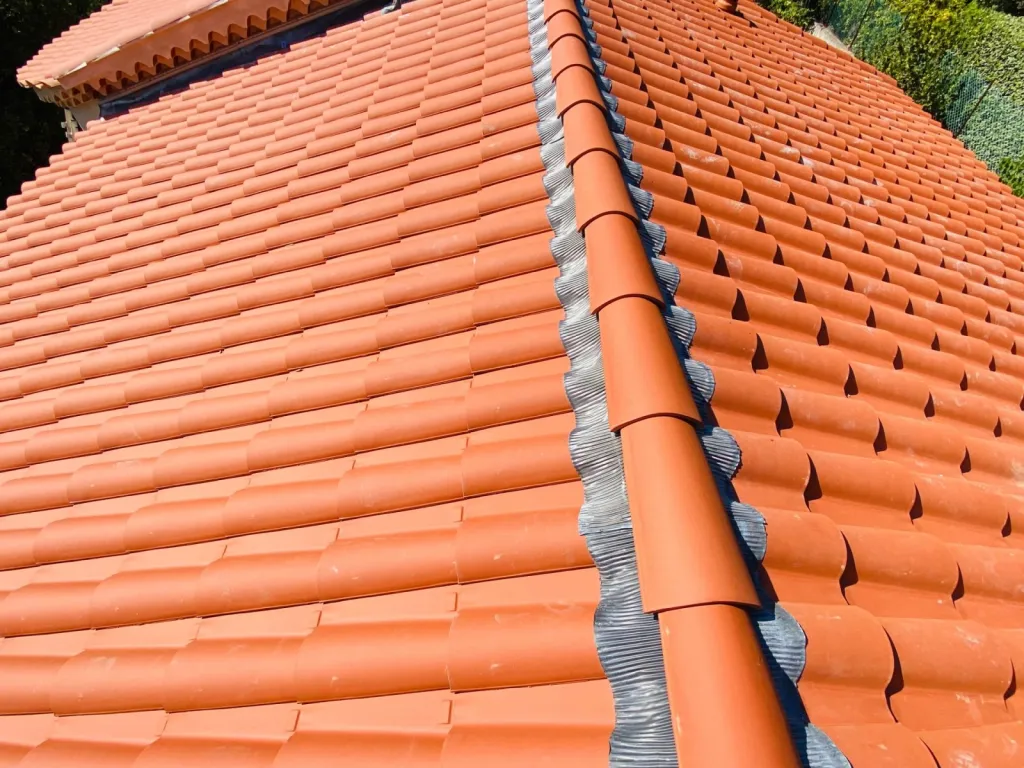 toiture en tuile mecanique romane rouge fini sur aix en provence