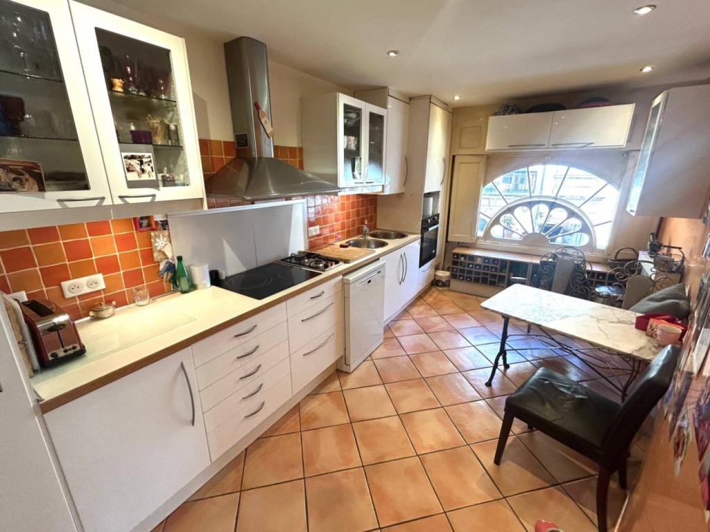 Bel appartement avec garage dans immeuble pierre Bordeaux Quinconces 