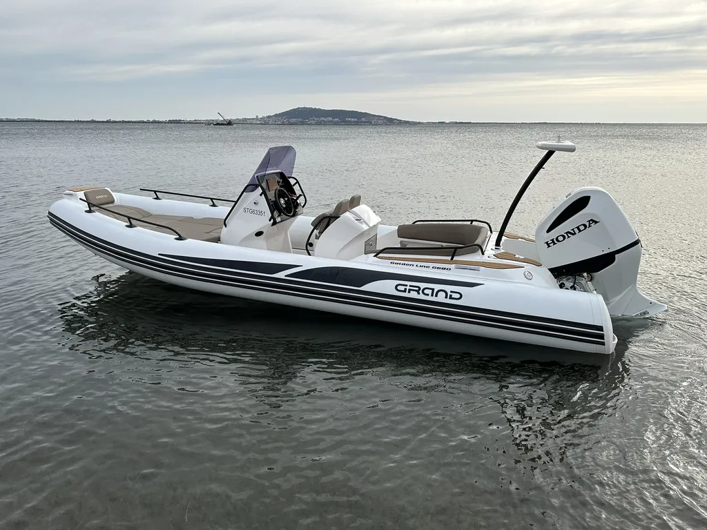 Vente d'un semi-rigide neuf Grand Boats Golden Line G680 homologué pour 12 passagers disponible à La Londe-les-Maures près de Fréjus