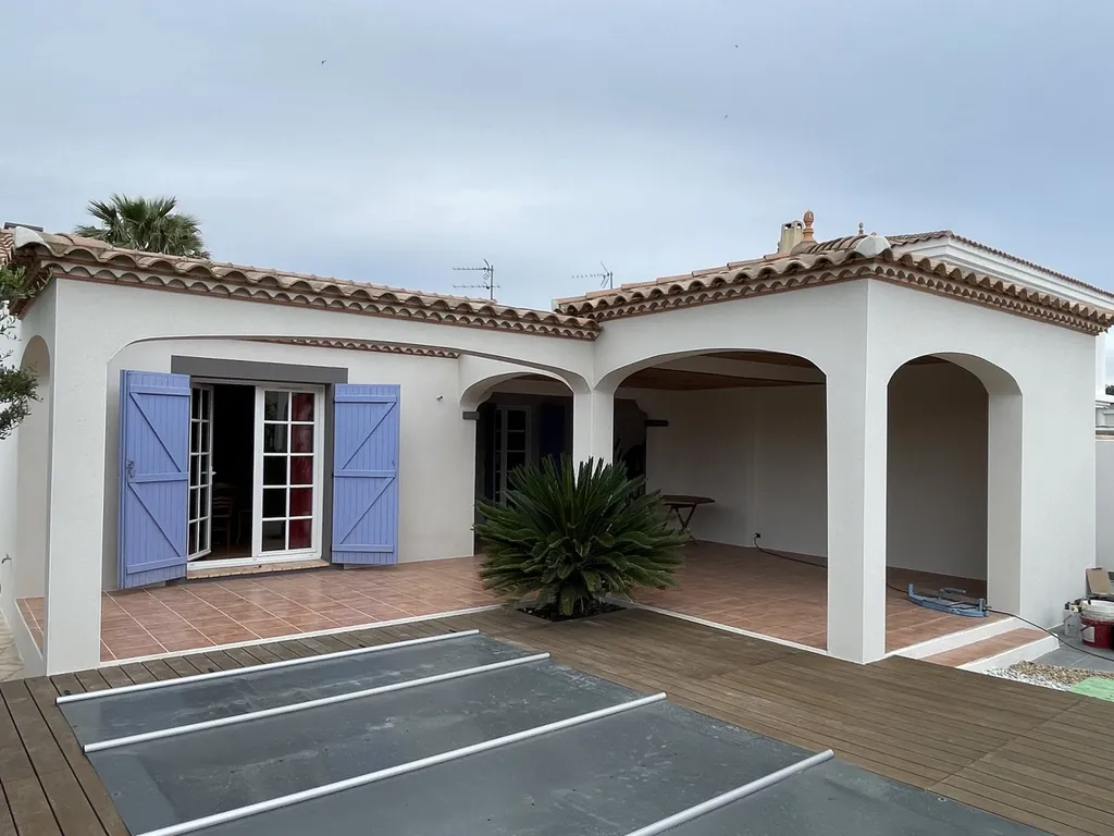 Ravalement de façade d’une maison située sur le Grau du Roi proche de Montpellier