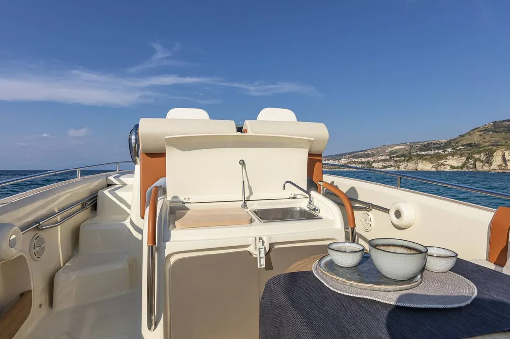 Meca nautique concessionnaire Invictus Yacht dans le Golfe du Morbihan