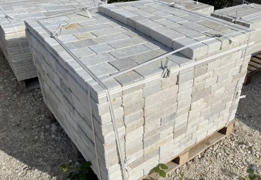 Dallage et pavé Antiquaire en pierre naturelle au 36 rue de Bourgogne à Paris. Pierre de Dordogne pour intérieur et extérieur