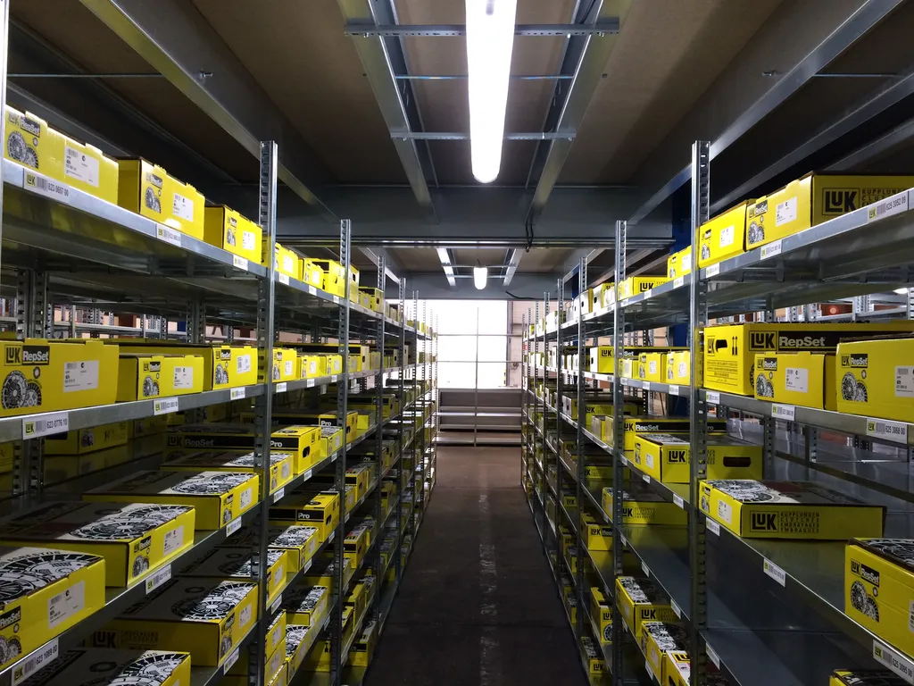 Rayonnage pour stocker petites pièces, bacs, cartons et pièces lourdes dans un garage automobile