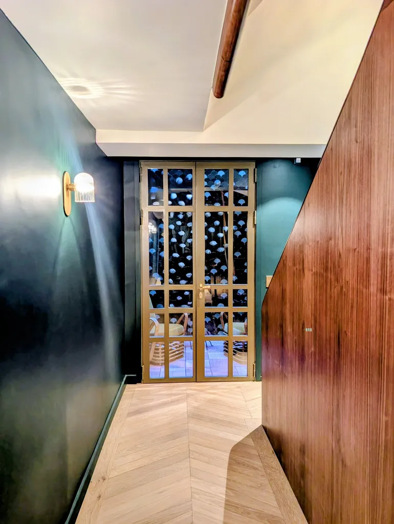 Menuiserie acier sur mesure atelier PAF Ferronnerie haut de gamme avec finition thermolaquage bronze laiton dans appartement du Cours Mirabeau à Aix-en-Provence