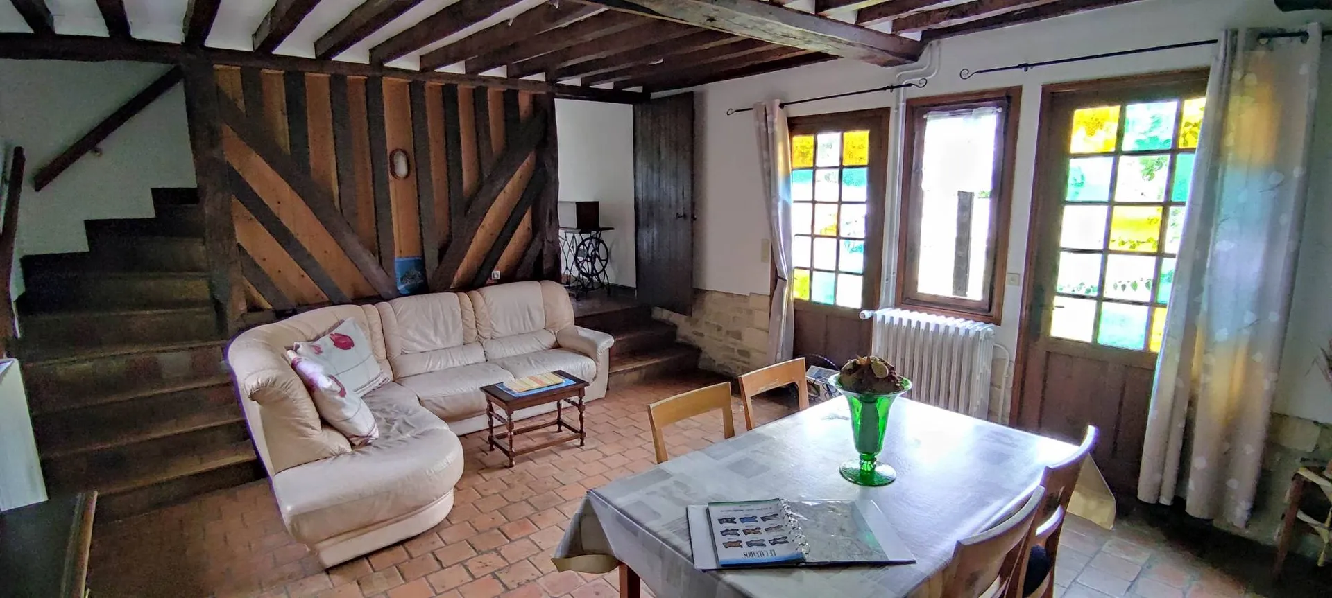 A vendre, propriété normande proche de SAINT-PIERRE-SUR-DIVES (14170), composée de deux maisons et de nombreuses dépendances sur un terrain arboré de plus de 4 000 m². Possibilités : maison familiale, projet de gîte ou résidence secondaire.