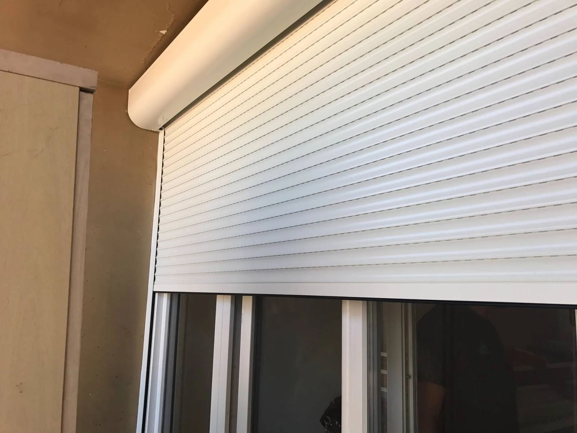 Volets roulants électrique en aluminium blanc à VENELLES