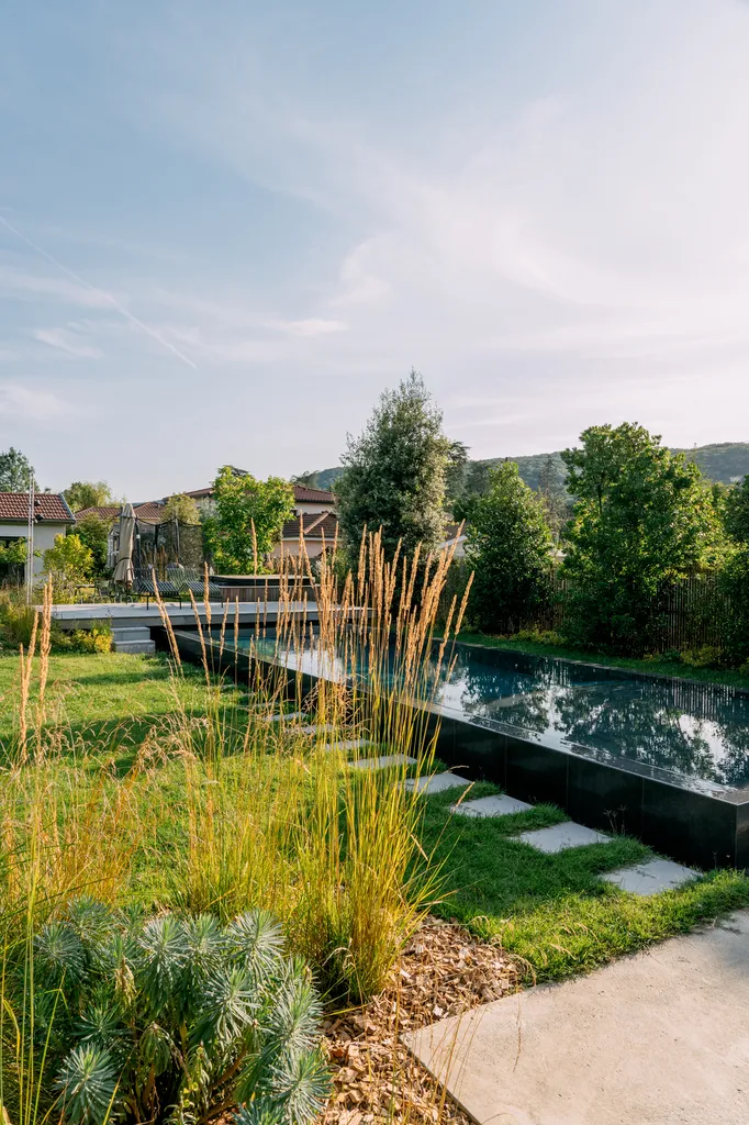 Aménagement paysager complet avec piscine, spa et plantations dans un jardin contemporain à Fleurieu-sur-Saône (69250)