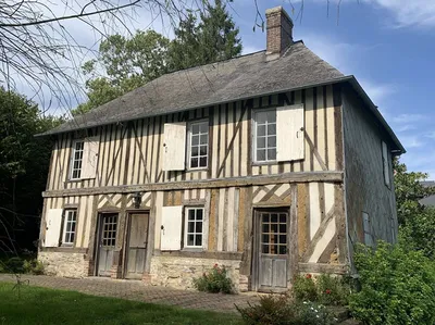 PAYS D'AUGE DU CALVADOS : Région PONT L'EVEQUE : Maison en colombages avec 1 ha 20 a de terrain