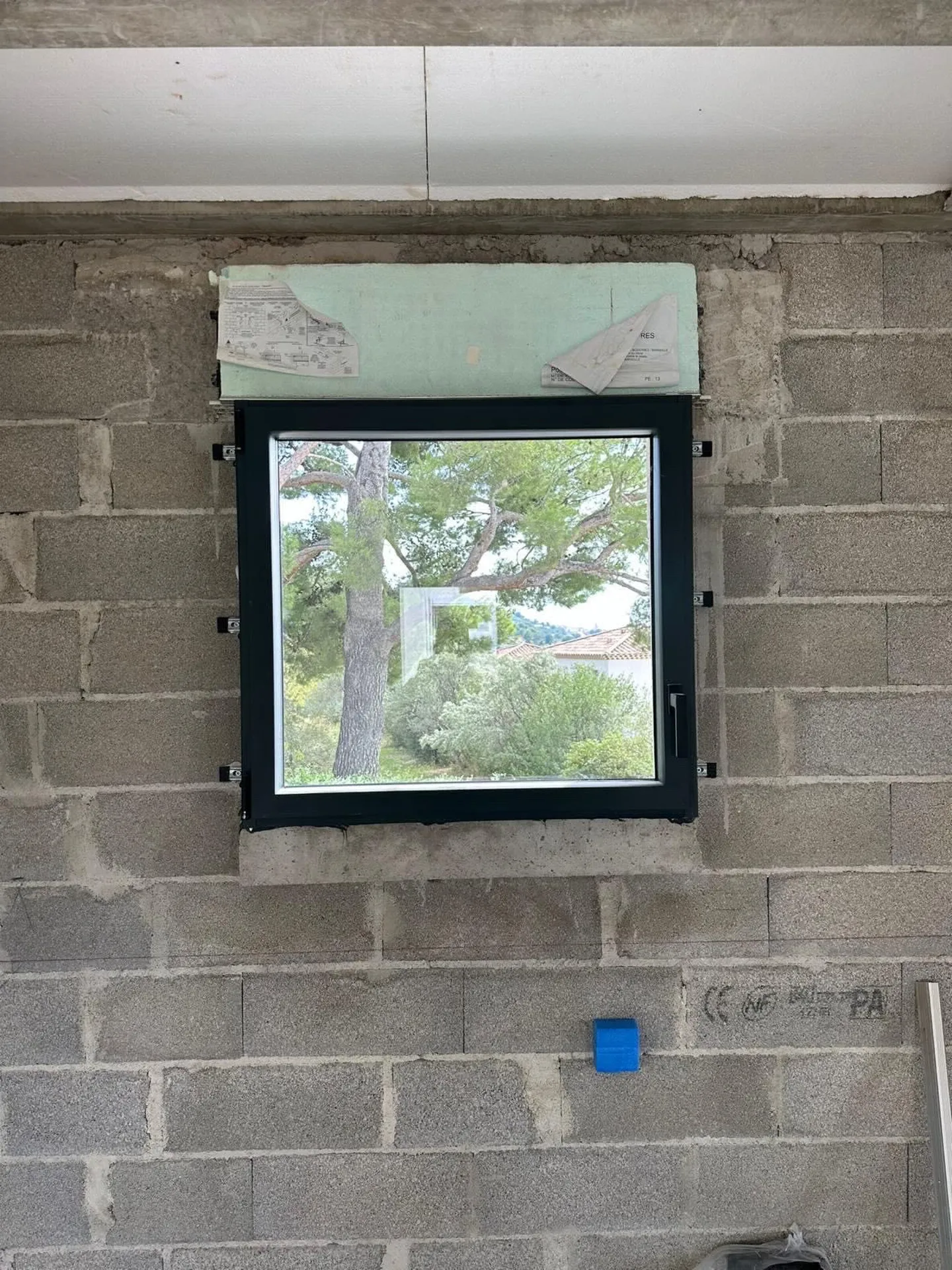Construction d’une maison neuve sur Aix-en-Provence avec des menuiseries ALU Gris Anthracite 