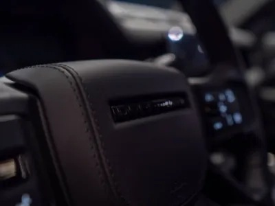 Préservation de l’esthétique et de la valeur de ce Land Rover Defender Octa avec notre film de protection PPF XPEL, à proximité de Lorient.