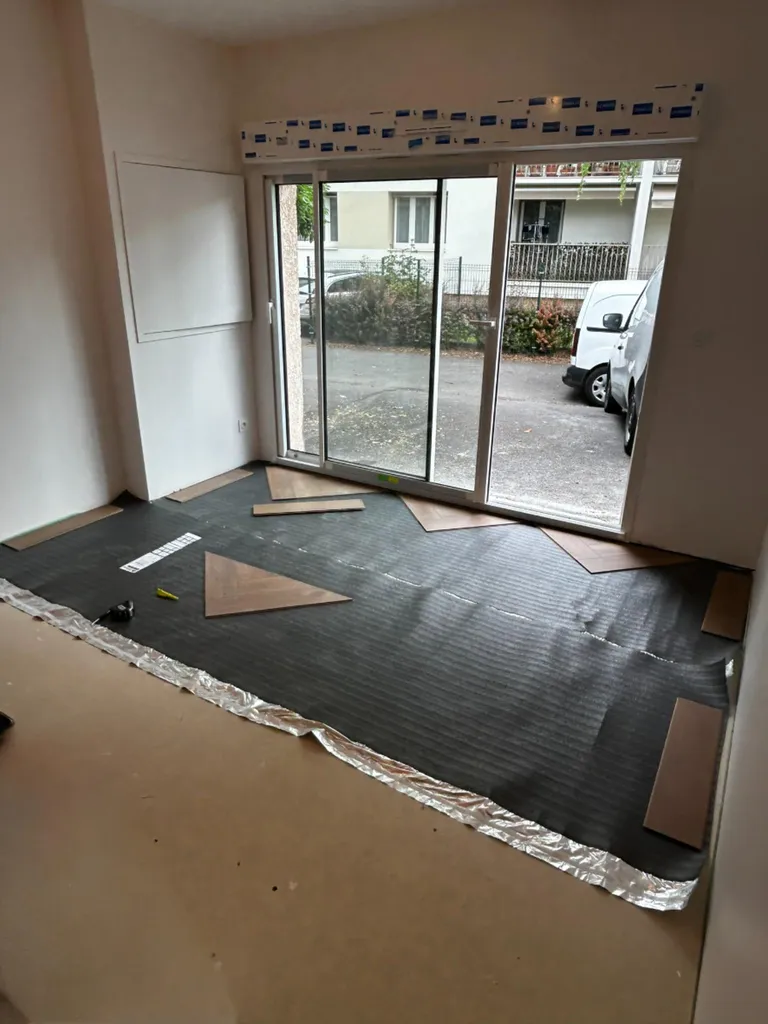 Pose d’un sol vinyle imitation parquet en bâton rompu pour un rendu esthétique et moderne