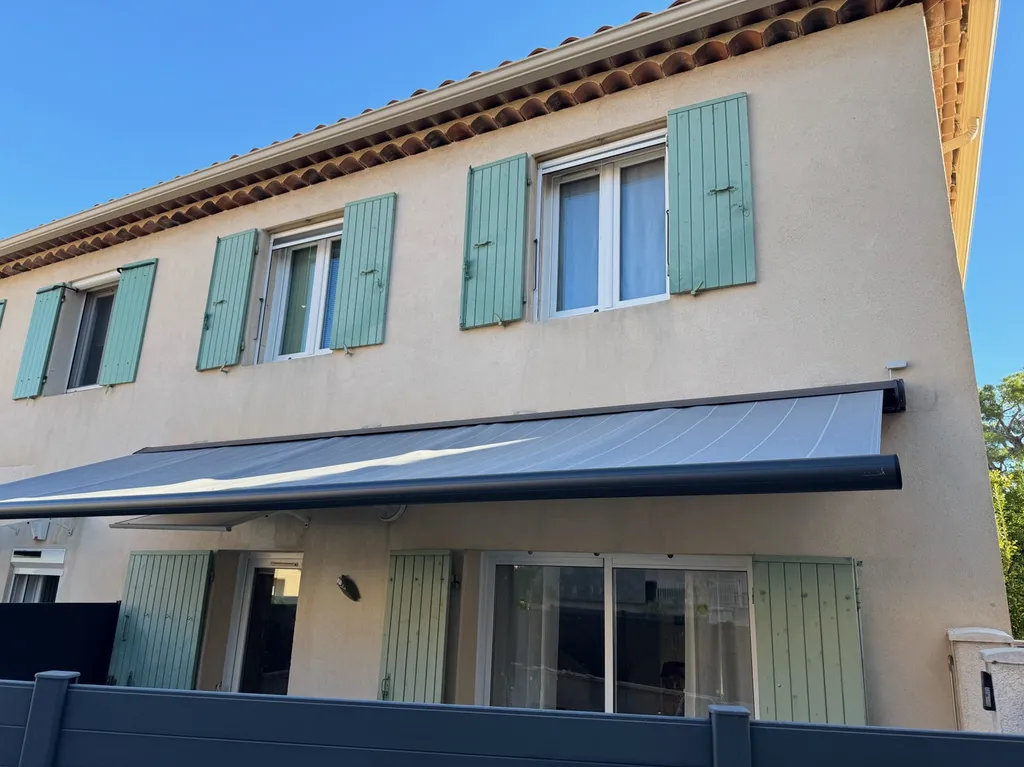 Remplacement d'un store banne Marquises Ambre en 7016 avec une toile Grise sur Sausset Les Pins