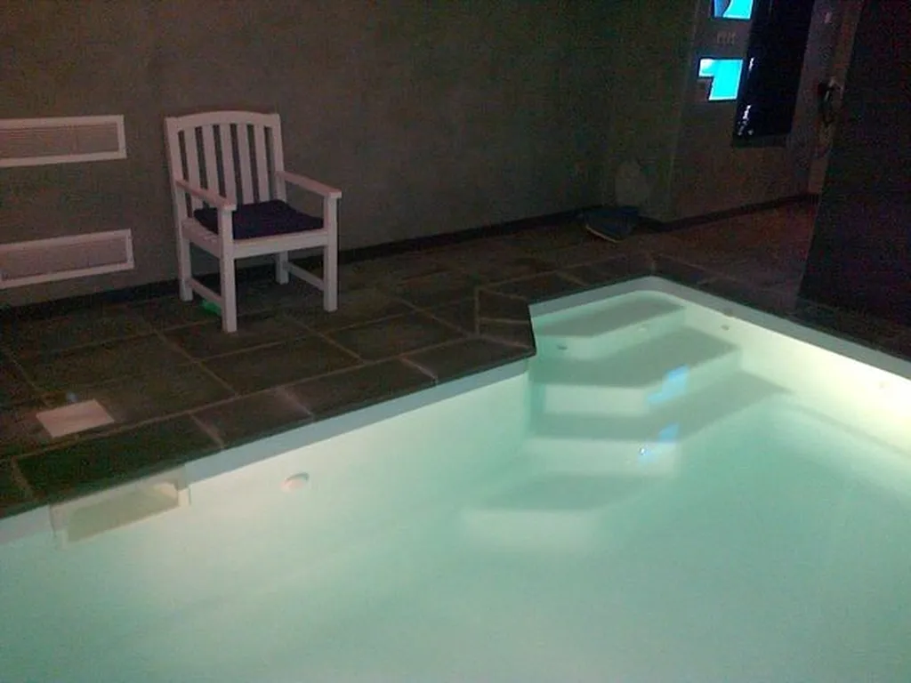 piscine intérieure VENUS de 4m25 x 3m00 avec un fond plat de 1m30