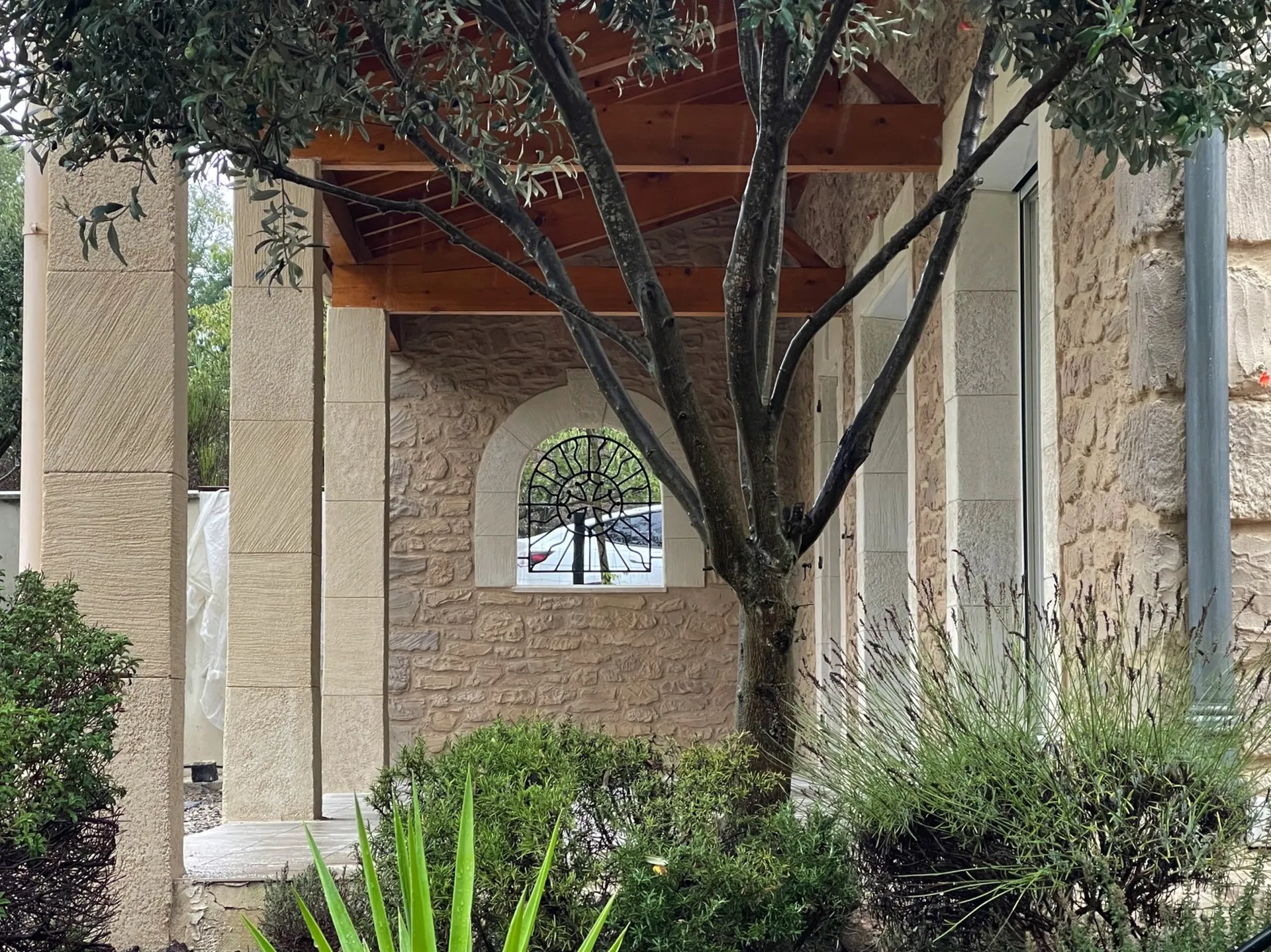 Ravalement de façade en Pierre d’une terrasse à Corneilhan proche de Béziers