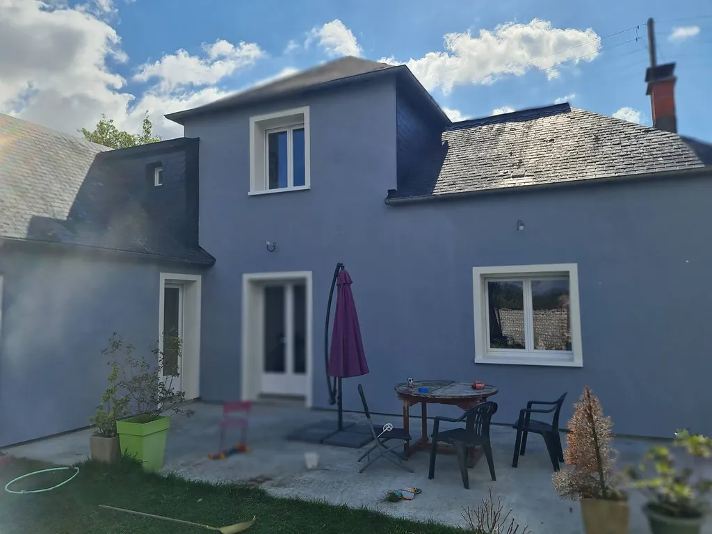 Rénovation de façade sur extension de maison neuve, avec isolation par l'extérieur et finition grise, à BOSC ROGER EN ROUMOIS (27)